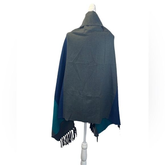 Steve Madden Oversized Scarf with large stripes with fringe - Picture 3 of 4